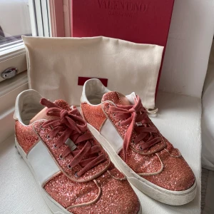Valentino skor - Säljer dessa snygg och unika valentino skorna i storlek 38💘 dom är i ganska bra skick men med lite slitningar på ena sidan, alla nitar förutom en sitter kvar, box och dust bag följer med💘 köparen står för frakt 