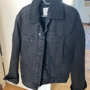 Fodrad jeansjacka H&M - Fin jeansjacka, helfodrad. Tvättad. Säljes pga för stor storlek.