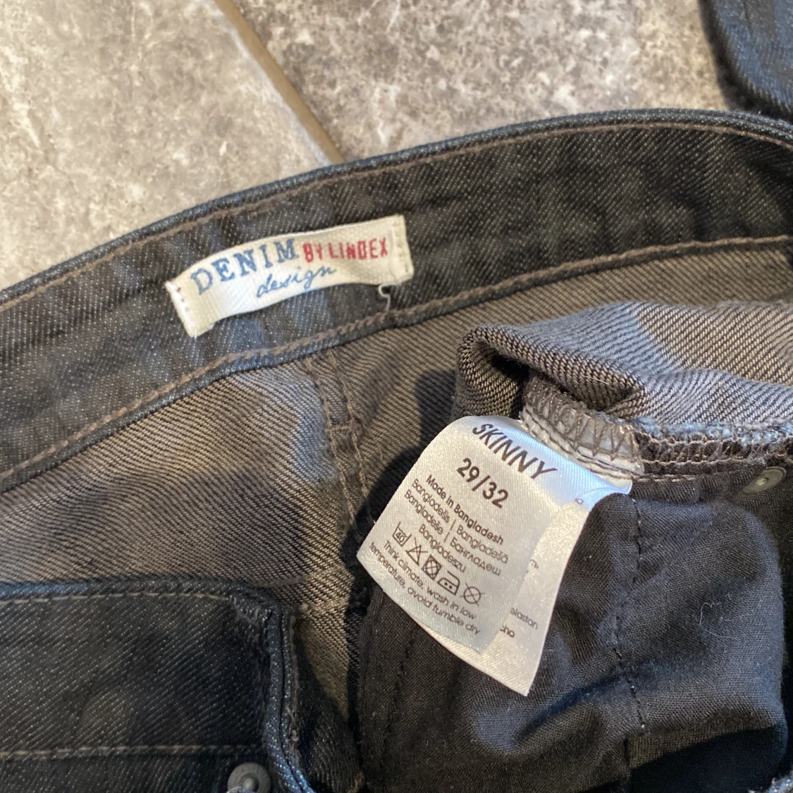 Mörkblåa jeans  - 91