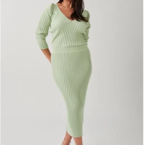 gina tricot set - säljer denna gröna setet från gina tricot i storlek s helt oanvänd med prislappen fortfarande på 