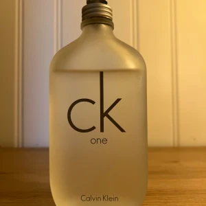 Calvin Klein One parfym - Ungefär 80% kvar, Sjukt fräsch parfym som är perfekt till sommarn men funkar även på vintern🍾 200ml flaska