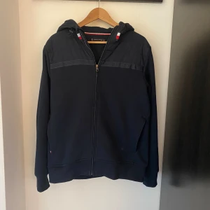 Tommy Hilfiger cardigan - Tja, säljer nu min snygga cardigan jacka perfekt nu till våren. Ny pris 2000, Hör gärna av dig om du har några frågor!!