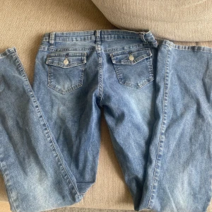 Jeans low waist - Köpta på shein men bra kvalitet, aldrig använt passar mig i längden som är 171 cm 