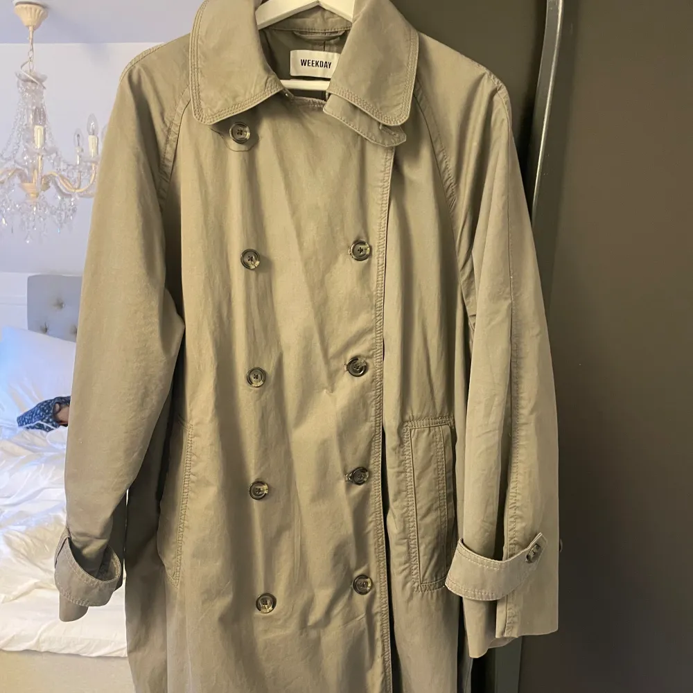 Militärgrön lång trenchcoat från Weekday i en oversized XS, men passar både S och M beroende på hur oversized man vill ha den. Inga skador eller defekter. Nypris 1200kr, mitt pris 590kr, men kan diskuteras❤️. Jackor.