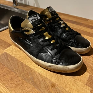 Golden Goose Superstar records edition - Golden goose records edition guld - storlek 41,5 passar mer som 42,5 - skick 8/10 Inget og medföljer. 