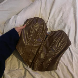 Brun läderkorsett  - En brun läderkorsett från shein, oanvänd med pristagg kvar . Bra material och kvalitet , lite kortare i modellen för mig som 170. 