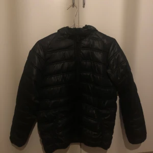 Vinter jacka - Säljer denna vinterjacka då jag inte använder den längre. Vet inte vart jag köpte den eller storleken, men om jag skulle gissat så är storleken på jackan runt M-XL 💗💗