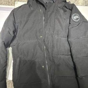 Canada goose macmillan  - Köpt vintern 2021 , blivit för liten , ena fickan fungerar inte , litet hår under armen men inget som syns 