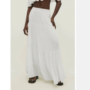 lång kjol - super fin lång kjol från zalando. säljer då den inte sitter som jag vill.!!OBS!! den har en liten fläck uppe på kjolen. skriv för bilder eller frågor💛