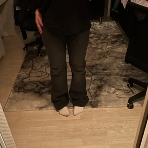 Mörkgråa midwaist jeans - Säljer dessa då dom tyvärr inte är i min smak. Köpta på Vinted. 