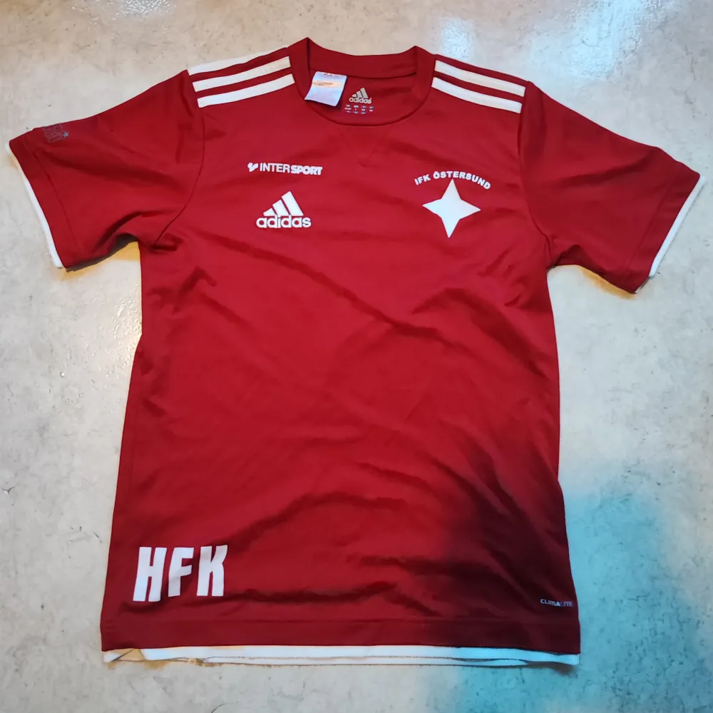 Äldre lagtröja för IFK Östersund med initialerna HFK  I bra skick förutom att texten är lite sliten  Se sista bild för storlek. Hoodies.