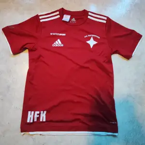 Äldre lagtröja för IFK Östersund med initialerna HFK  I bra skick förutom att texten är lite sliten  Se sista bild för storlek