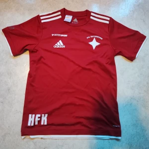 Äldre lagtröja för IFK Östersund. - Äldre lagtröja för IFK Östersund med initialerna HFK  I bra skick förutom att texten är lite sliten  Se sista bild för storlek