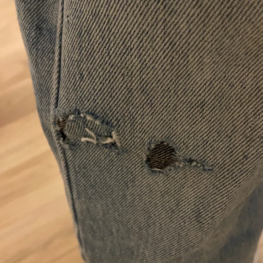 snygga jeans från zara som tyvärr inte säljs längre 🙉 jag är lite osäker på modell och storlek men dom har hög midja med raka ben 💘 liten defekt på höger ben (kolla bild 2). Jeans & Byxor.