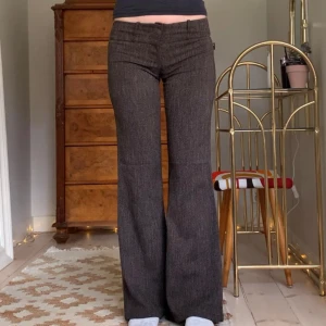 Vintage kostymbyxor - Lågmidjade utsvängda brungråa kostymbyxor från märket Top Trendy! Jag är 173 cm, midjemåttet är 76 cm och innerbenslängden 81 cm 🩷
