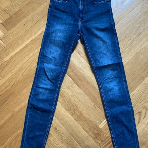 Jeans, tighta - Nästan oanvända. Högmidjade. 