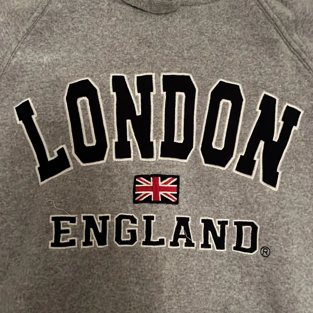 En grå och fräsch London-hoodie med luva.  Den är endast använd 1-2 gånger Storlek: M, kan diskuteras Pris: 150kr  (Ordinarie runt 300kr) . Hoodies.