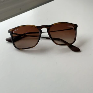 Ray- ban  - Dom är typ nya bra skick Nice till sommaren. Skriv om mer information 