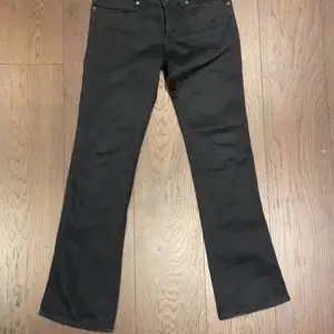 Utsvängda lågmidjade jeans från Wrangler, storlek 27/34