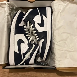 Jordan 1 mid - Helt oanvända Jordan 1 mid i marinblå. Inte ens upptagna ur kartongen. Köpta för 2000kr säljer för 1650kr kan gå ner lite vid snabb affär