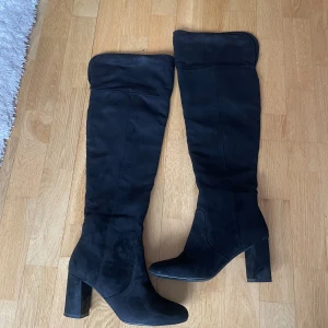 Höga stövlar - Höga stövlar i mocka, storlek 38. Använda fåtal gånger 🩷