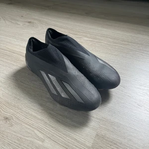 Fotbollsskor  - Säljer ett par feta adidas fotbollsskor som är i jättebra skick, perfekt att köpa till kommande säsong och du vill ha ett par riktigt snygga fotbollsskor 