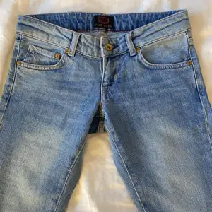 Jättesnygga lågmidjade vintage jeans från crocker💞utsvängda i benen!! Säljer pga att de är för små för mig men bra i längden (brukar ha S i jeans och är 159cm lång)💞 