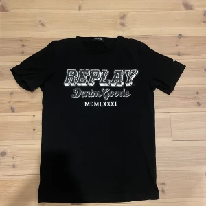 Replay t shirt - Snygg Ovanlig Replay t-shirt i fin passform och fint skick. Nypris ca: 800 kr. Pris kan diskuteras och om du har någon fråga är det bara att ställa! 😃