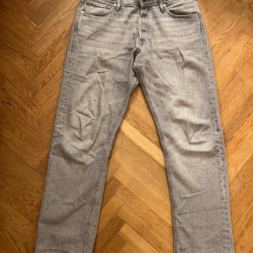 Jack & Jones jeans använd helt okej många gånger men ändå i perfekt skick då de tagits bra hand om storlek 32/32   Originalpris 600-700. Jeans & Byxor.