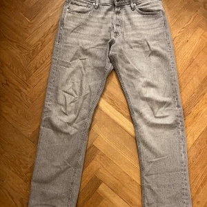 Jack & Jones jeans - Jack & Jones jeans använd helt okej många gånger men ändå i perfekt skick då de tagits bra hand om storlek 32/32   Originalpris 600-700
