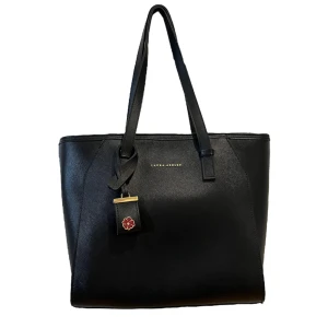 Laura Ashley handväska  - Handväska från Laura Ashley i nyskick, bara stått i garderoben tyvärr. Tror det är samma väska som på andra bilden och de måtten borde därför stämma, kan dock kontrollera om det önskas🤗 Nypris: ca 1300 kr