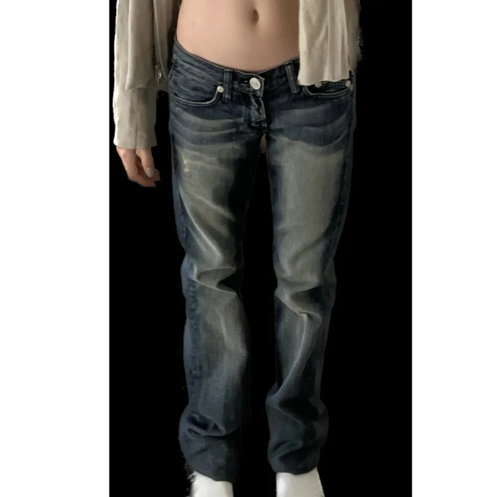 Säljer dessa skitsnygga Victoria Beckham jeans då de inte passar ❣️Innerbenslängden är 86cm och midjemåttet 36🩷 skriv om ni har fler frågor ❣️Obs lånade bilder . Jeans & Byxor.