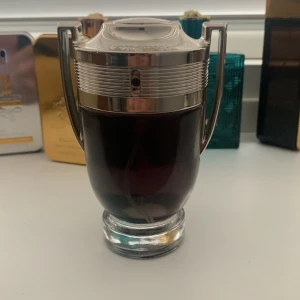 Invictus parfym - Jag säljer denna eftersom den ej används. 100ml låda tillkommer ej. Ny skick alldrig använd. Kan gå ner i pris vid snabb affär.