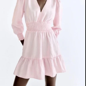 Zara sommarklänning  - Säljer denna superfina rosa sommarklänningen💕den är tyvärr för kort för mig 💕