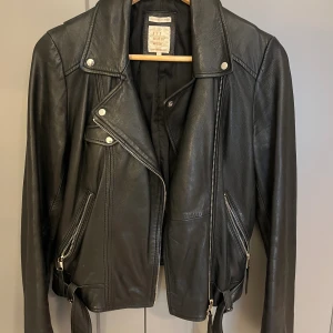 Skinjacka - Snygg skinjacka (äkta läder) från Zara TRF! Inköpt hösten 2023 men knappt använd, och är därför i mycket bra skick. Storlek M men sitter mer som en S.