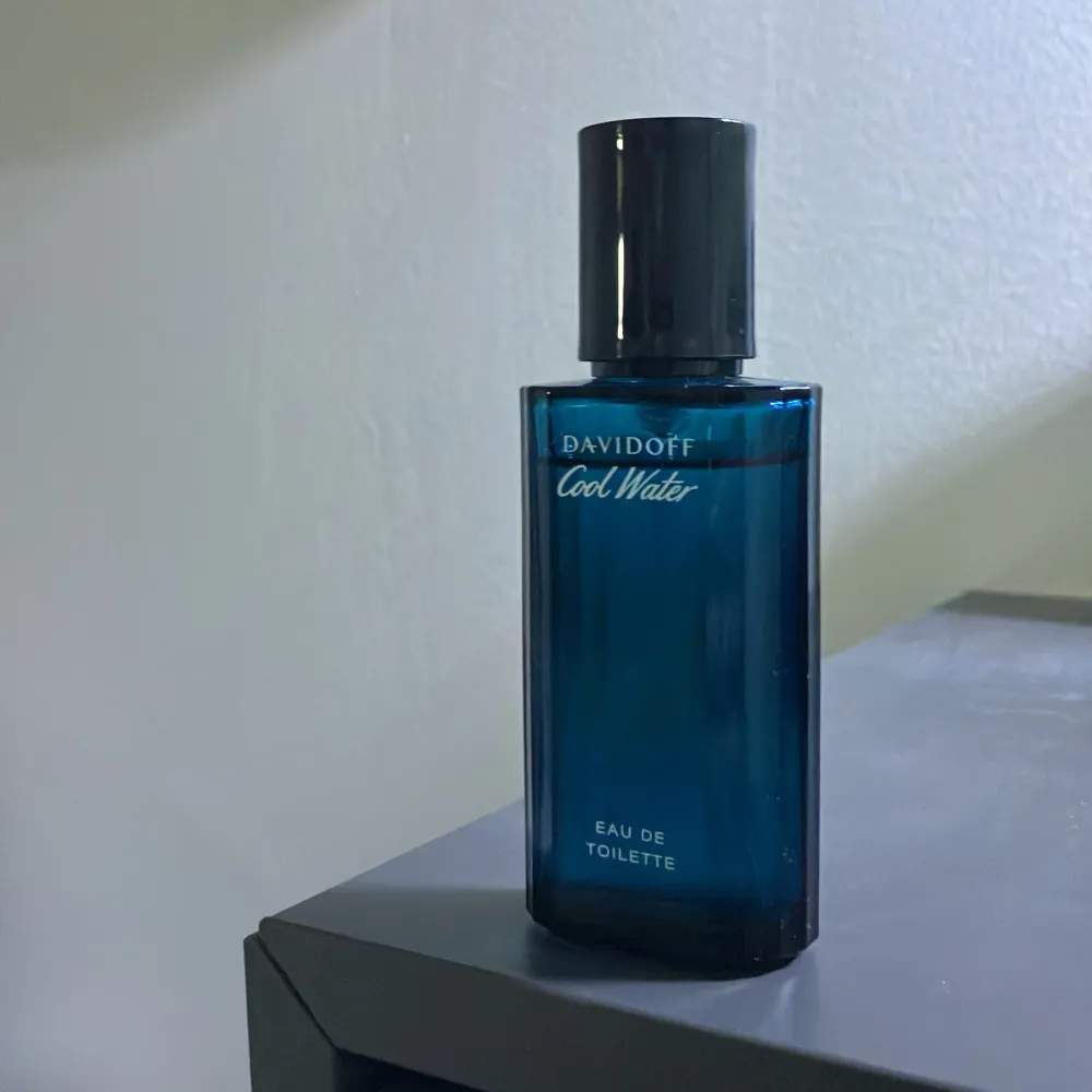 Davidoff Cool Water: En riktigt fräsch doft💧, säljer den då den inte riktigt passade mig😢, har sprayat typ 5-10 sprut. . Parfym.