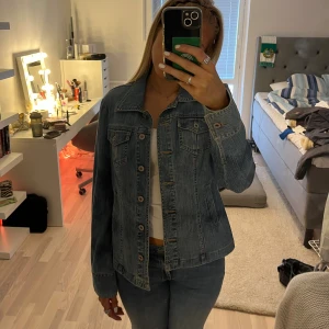 Jeansjacka  - Jeansjacka från Tommy Hilfiger! Jätte snygg rakare form. Aldrig använd utan endast provad! Storlek M men passar perfekt på mig som har S vanligtvis. Ny pris 1,299kr. Kan tänka mig att gå ner i pris vid snabb affär 