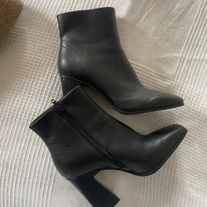 Boots - Superfina svarta boots från mango! I storlek 38. Enbart använda ett fåtal gånger så i jättefint skick!🤎