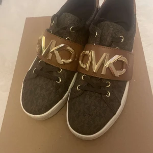 Skor  - Jätte fina och unika Michael kors skor använda endast tre gånger😃