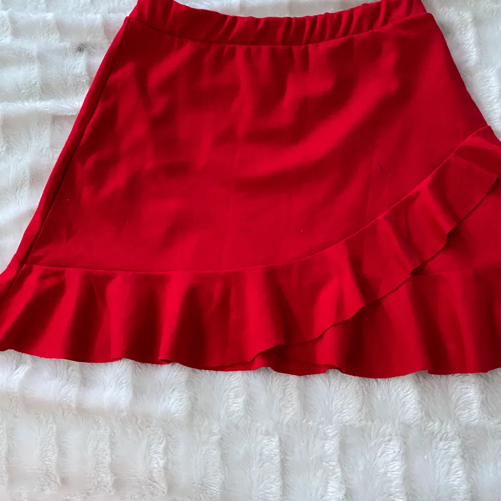 Söt röd kjol som sitter bra, säljer pågrund av att det inte är min stil längre, finns en liten fläck på ena sidan 💕. Kjolar.