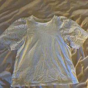 En fin t-shirt med volang ärmar😍 säljs för den är för liten för mig, har fina mönster på ärmarna