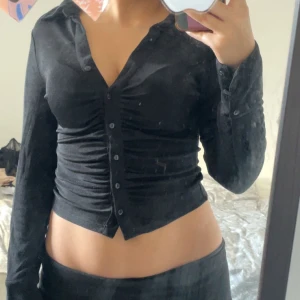 Fest topp - Säljer denna toppen som är perfekt till fest, glittrigt material och i toppen skick!💕💕💕💕🫶🏼🫶🏼💕💕