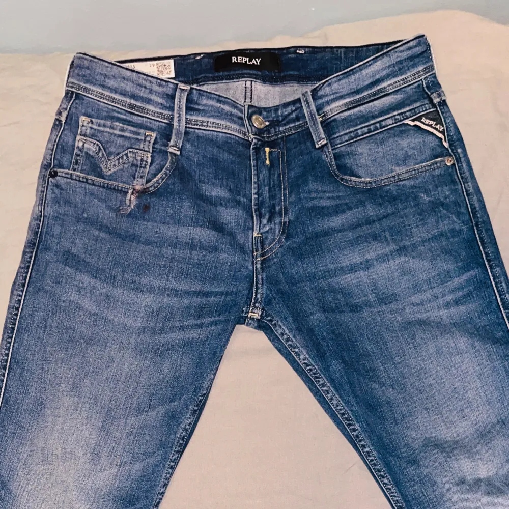 Tja säljer dessa replay jeans då dem är lite för stora på mig hör av er kring övriga funderingar  Pris går att diskutera vid snabb affär . Jeans & Byxor.