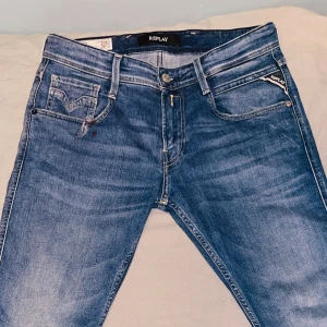 Replay anbass jeans - Tja säljer dessa replay jeans då dem är lite för stora på mig hör av er kring övriga funderingar  Pris går att diskutera vid snabb affär 