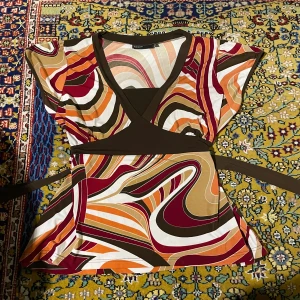 Mönstrad blus  - Säljer denna superfina mönstrade blus med band som går att knyta där bak. I toppskick!