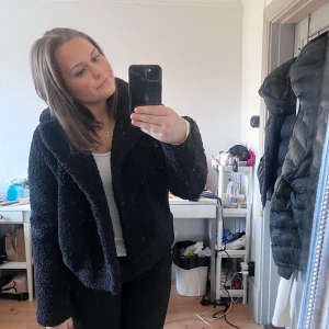 Teddykappa💕 - Säljer nu min teddykappa som jag köpt på vero moda. Den är i storlek M och är i väldigt extremt fint skick💕💕