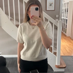 Stickad tröja  - Intressekoll på min stickade tröja från Hm❣️ kom gärna med prisförslag. Passar också S❣️(ser nopprig ut på bilden men tycker inte att det ser ut så i verkligheten) Hör av dig vid frågor❣️