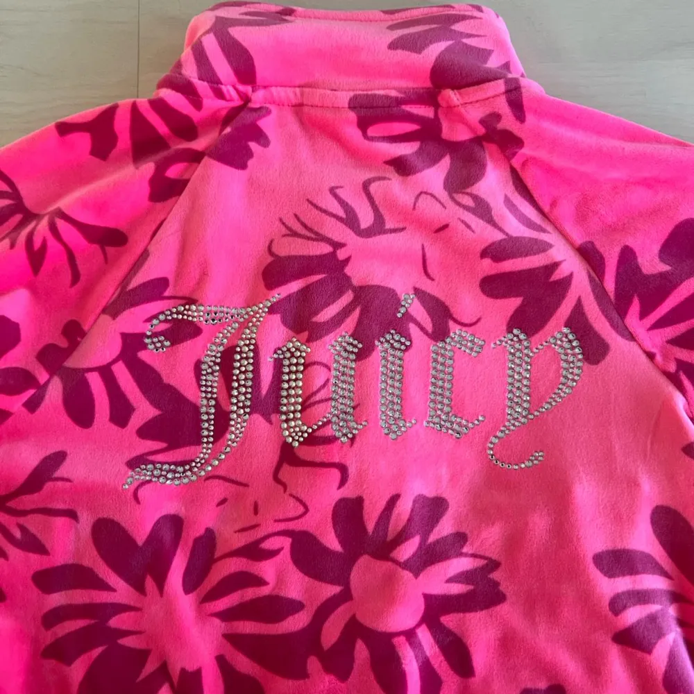 Säljer en oanvänd juicy couture zip tröja . Tröjor & Koftor.