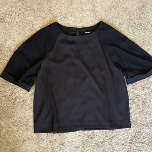 Silkesliknande topp - Oanvänd topp i ett silkesliknande tyg.  