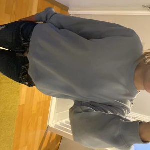 Blå tjocktröja - En blå tjocktröja från Monki, ganska tunn och passar till allt. Säljer för ja inte använder den längre. Pris kan diskuteras vid snabb affär 💕